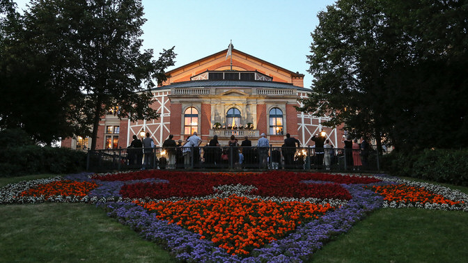 Festspielhaus bei Dämmerung