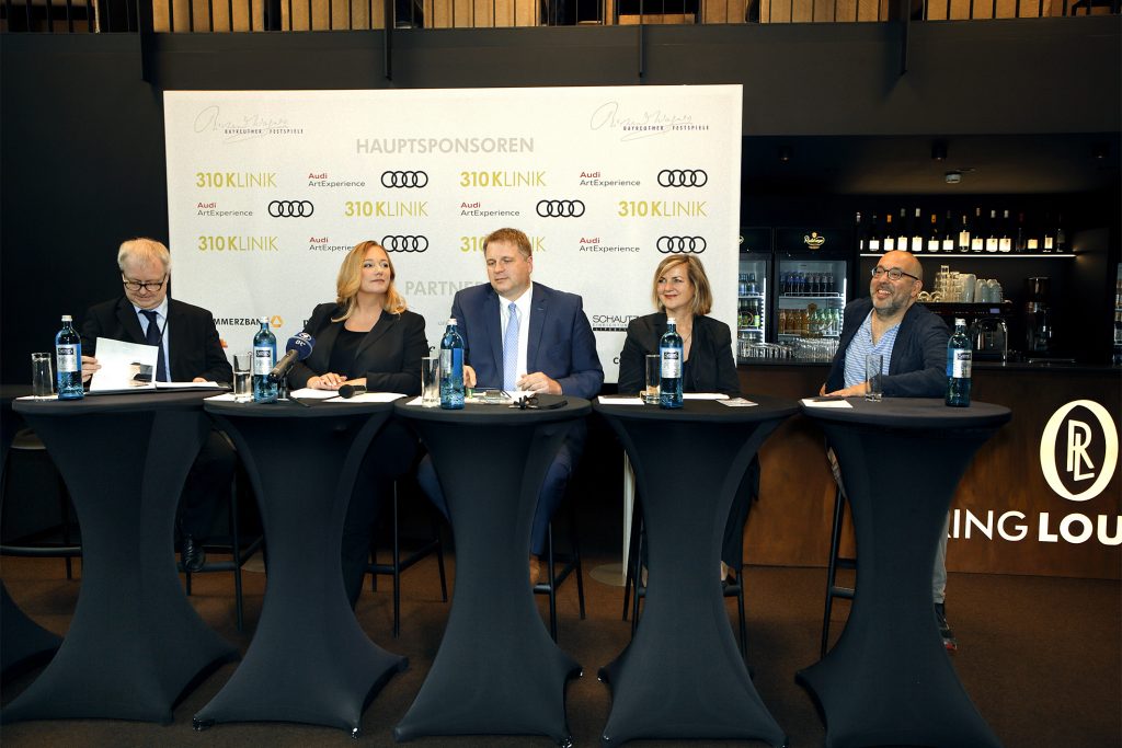 Foto Eröffnungspressekonferenz 24.7.2017: v.l.n.r. Peter Emmerich, Katharina Wagner, Holger von Berg, Dr. Marie Luise Maintz, Barry Kosky