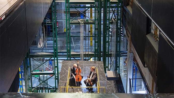 Zwei Personen in einer Halle mit Musikinstrumente