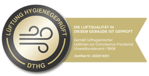 Zertifikat: Die Luftqualität in diesem Gebäude ist geprüft gemäß lufthygienischer Leitlinien zur Coronavirus-Pandemie – Umweltbundesamt / BKM