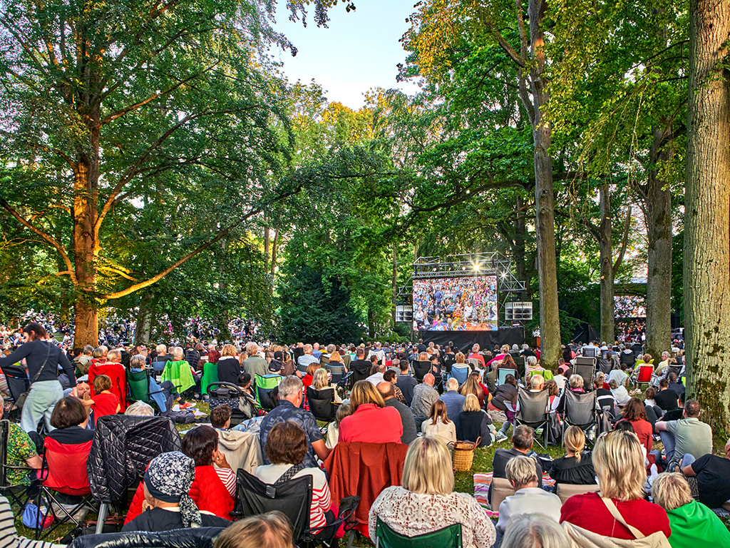 the audience of the festival open air 2026