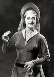 Elisabeth Schärtel als Magdalene. Die Meistersinger von Nürnberg (Inszenierung von Wieland Wagner  1956 –1961)


