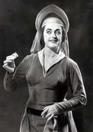 Elisabeth Schärtel als Magdalene. Die Meistersinger von Nürnberg (Inszenierung von Wieland Wagner  1956 –1961)

