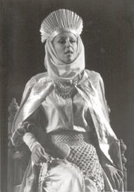 <b></noscript>Josephine Barstow als Gutrune</b>. Der Ring des Nibelungen (Inszenierung von Peter Hall 1983 – 1986)
