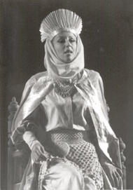 Josephine Barstow als Gutrune. Der Ring des Nibelungen (Inszenierung von Peter Hall 1983 – 1986)
