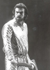 Heinz-Jürgen Demitz als Donner. Der Ring des Nibelungen (Inszenierung von Peter Hall 1983 – 1986)
