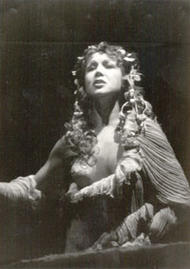 Anne Gjevang als Erda. Der Ring des Nibelungen (Inszenierung von Peter Hall 1983 – 1986)
