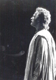 Kurt Schreibmayer als Froh. Der Ring des Nibelungen (Inszenierung von Peter Hall 1983 – 1986)
