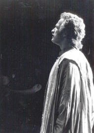 Kurt Schreibmayer als Froh. Der Ring des Nibelungen (Inszenierung von Peter Hall 1983 – 1986)
