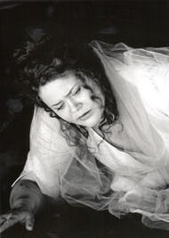 Violeta Urmana als Sieglinde. Der Ring des Nibelungen (Inszenierung von Jürgen Flimm 2000 – 2004)
