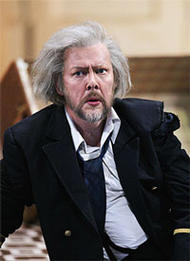 Jukka Rasilainen als Holländer. Der Fliegende Holländer (Inszenierung von Claus Guth 2003 – 2006)
