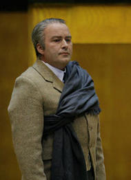 <b>Andreas Schmidt als Kurwenal</b>. Tristan und Isolde (Inszenierung von Christoph Marthaler 2005 – )

