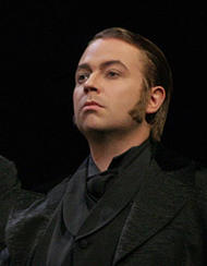 Miljenko Turk als 3. Edler. Lohengrin (Inszenierung von Keith Warner 1999 – 2005)
