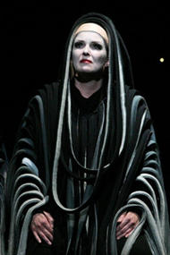 Janet Collins als 1. Norn. Der Ring des Nibelungen (Inszenierung von Tankred Dorst 2006 – )