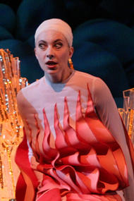 <p><b>Marina Prudenskaja als Floßhilde in »Das Rheingold«</b>.<br />
Der Ring des Nibelungen (Inszenierung von Tankred Dorst 2006)</p>