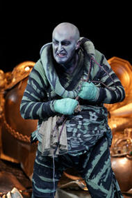 Andrew Shore als Alberich in »Das Rheingold«. Der Ring des Nibelungen (Inszenierung von Tankred Dorst 2006 – )