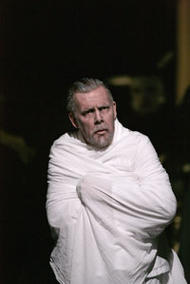 Jukka Rasilainen als Amfortas. Parsifal (Inszenierung von Christoph Schlingensief 2004 – 2007)