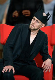 Georg Zeppenfeld als König Heinrich. Lohengrin (Inszenierung von Hans Neuenfels 2010)