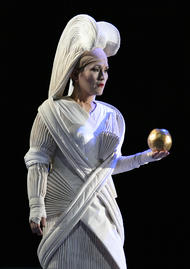 Mihoko Fujimura als Fricka. Das Rheingold (Inszenierung von Tankred Dorst 2010)