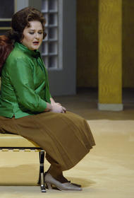 <p>Michelle Breedt als Brangäne in "Tristan und Isolde" (Inszenierung von Christoph Marthaler 2005)</p>
