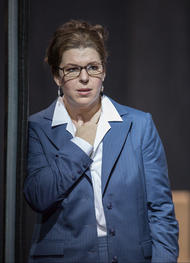 Christa Mayer als Mary
(Inzenierung «Der fliegende Holländer» von Jan Philipp Gloger 2012-2018)