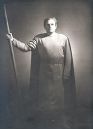  Hans Braun als Heerrufer des Königs.  Lohengrin (Inszenierung von Wolfgang Wagner 1953 - 1954)