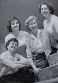 <b></noscript> Edelknaben 1958:</b> Claudia Hellmann, Anne-Marie Ludwig, Hildegard Schüneman und Elisabeth Witzmann. Lohengrin (Inszenierung von Wieland Wagner 1958 - 1962) 