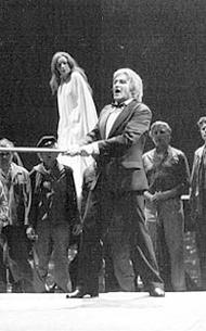 <b></noscript> Götterdämmerung 1976:</b> Gwyneth Jones als Brünnhilde und Jess Thomas als Siegfried. Der Ring des Nibelungen (1976 - 1980)