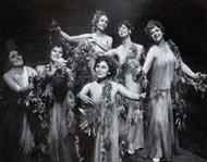 Blumenmädchen 1976:  (v. l. n. r.) Irja Auroora, Alicia Nafé, Adelheid Krauss, Yoko Kawahara, Carol Richardson, Rachel Yakar. Parsifal (Inszenierung von Wolfgang Wagner 1975 - 1981) 